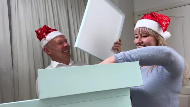 Familienliebe Erwachsener Mann Und Frau Feiern Weihnachten Ehemann Schenkt Seiner — Stockvideo
