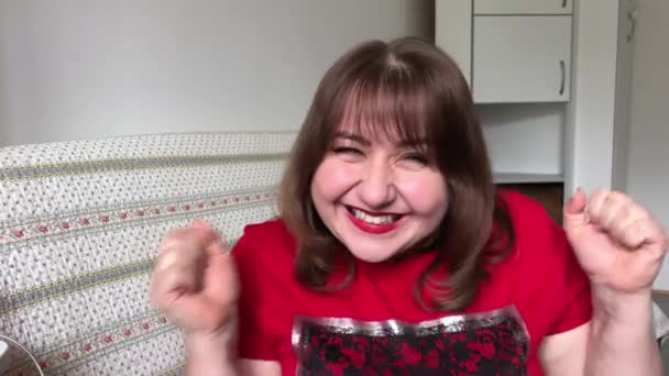 Mujer Está Muy Feliz Que Agita Los Puños Con Cabeza — Vídeos de Stock