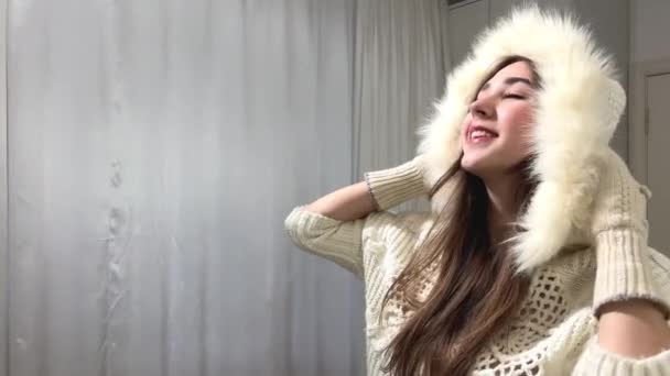 장신구의 장갑을 크리스마스 소녀그녀는 그녀의 얼굴에 겨울에 문구가 후드를 있습니다 — 비디오