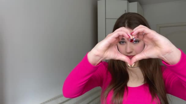 Θετική Συναισθήματα Αγάπη Ευτυχισμένη Χαριτωμένη Γυναίκα Δείχνει Την Καρδιά Χέρια — Αρχείο Βίντεο