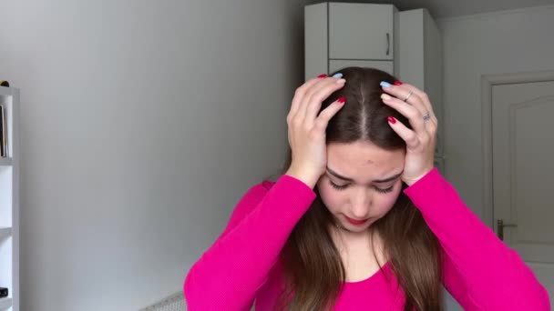 Frau Mit Kopfschmerzen Ein Junges Mädchen Hält Ihren Kopf Massiert — Stockvideo