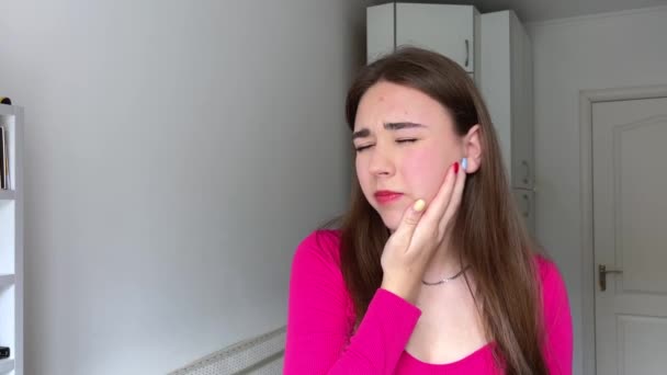Νεαρή Ισπανόφωνη Κοπέλα Που Φοράει Καθημερινά Ρούχα Αγγίζοντας Στόμα Χέρι — Αρχείο Βίντεο
