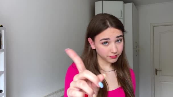 Una Jovencita Muestra Dedo Delante Cámara Nos Mira Sacude Dedo — Vídeos de Stock