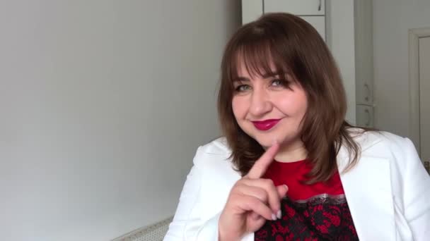 Pulchna Dorosła Kobieta Białej Kurtce Czerwonym Shircie Brązowymi Włosami Trzęsącymi — Wideo stockowe