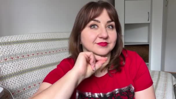 Haga Clic Para Enmarcar Mujer Rojo Chasqueó Los Dedos Sonrió — Vídeos de Stock