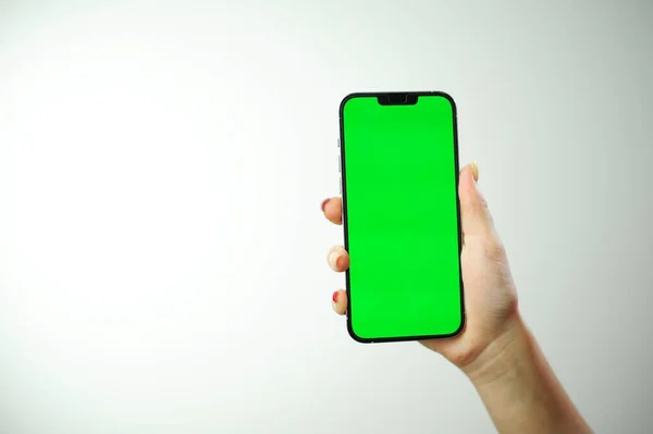 女用手持智能手机 白色背景概念手机与白色背景隔离 易于修改绿色屏幕铬化键 — 图库照片
