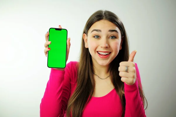 Donna Che Tiene Smartphone Con Schermo Verde Mentre Mostra Pollice — Foto Stock