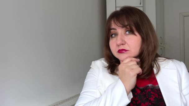 Μια Ενήλικη Καμπυλωτή Γυναίκα Λευκό Σακάκι Κόκκινο Πουκάμισο Εκπλήσσεται Και — Αρχείο Βίντεο