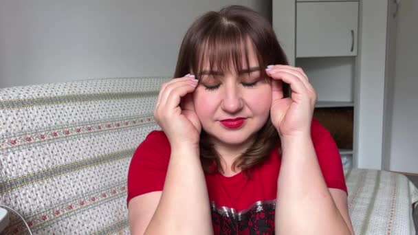 Excitada Mulher Surpreso Mostrando Explosão Cabeça Olhando Preocupado Chocado Menina — Vídeo de Stock