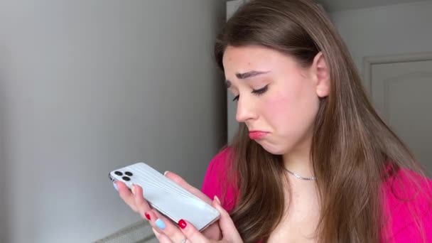Νεαρή Γυναίκα Προβληματική Έκφραση Κρατώντας Σπασμένη Οθόνη Αφής Κινητό Τηλέφωνο — Αρχείο Βίντεο