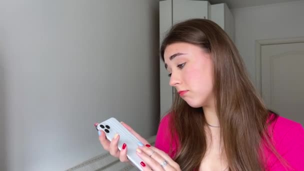 Mujer Joven Con Expresión Problemática Sosteniendo Teléfono Inteligente Roto Pantalla — Vídeo de stock