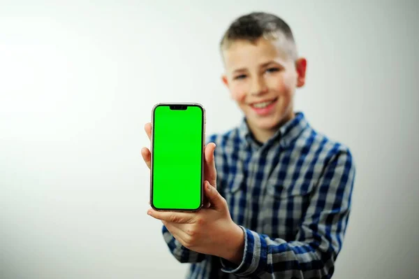 Produkt Reklama Chlapec Věku Let Drží Telefon Zelenou Chromakey Obrazovkou — Stock fotografie