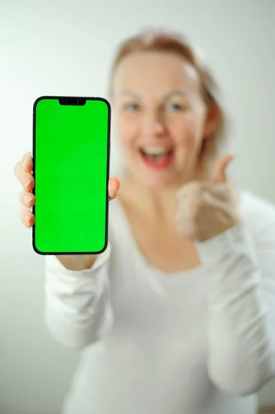 Woman Holding Phone Green Screen Chromakey Advertising Space Text Woman — Stock Photo, Image