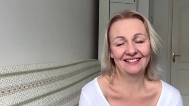 Espri biraz kabaydı ve kadın kızardı, duygulandı ve utangaç yetişkin tatlı bir kadın çerçeveye baktı ve güldü biraz utangaç ve başını sallayarak gözlerini kapadı.