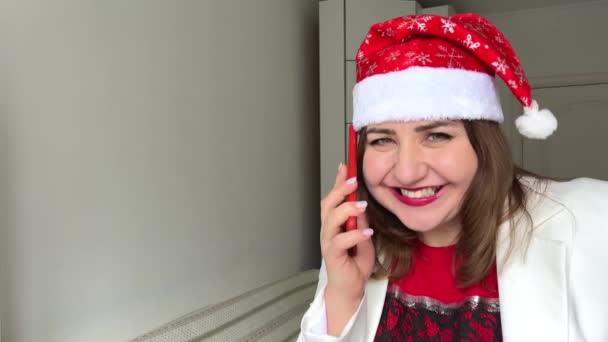 Yılbaşı Şapkalı Samimi Bir Yetişkin Kadın Yüksek Sesle Gülüyor Telefonda — Stok video