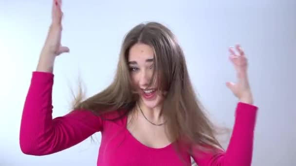 Use Hermoso Cabello Con Llamarada Mixta Mujer Raza Sacudiendo Pelo — Vídeos de Stock