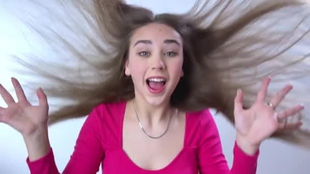 Yaşlarında Tatlı Bir Kız Eğilip Saçlarını Savuruyor Ağır Çekimde Başını — Stok video