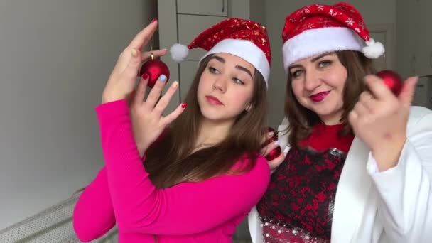 Mutter Und Tochter Teenager Begutachten Rote Kugeln Weihnachtsschmuck Tragen Sie — Stockvideo