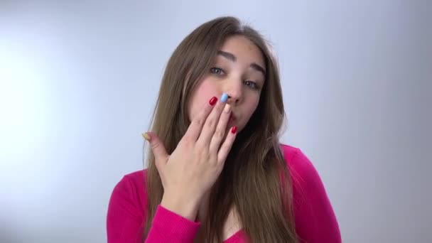 Красивая Девушка Распущенными Шикарными Каштановыми Волосами Посылает Воздушный Поцелуй Камеру — стоковое видео