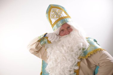 Sinterklaas beyaz arka planda ABD 'nin portresini yaptı. Hollandalı Noel Baba St Nicholas Yeni yıl 'da beyaz, zengin sakallı ve St. Nicholas' ın altın mavisi takım elbiseli stüdyo reklamında beyaz arka planda