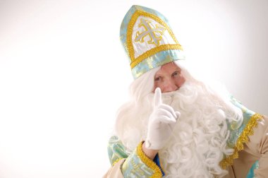 Sinterklaas beyaz arka planda ABD 'nin portresini yaptı. Hollandalı Noel Baba St Nicholas Yeni yıl 'da beyaz, zengin sakallı ve St. Nicholas' ın altın mavisi takım elbiseli stüdyo reklamında beyaz arka planda