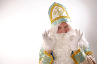 Beyaz eldivenli iki el Sinterklaas portresi ABD 'yi beyaz bir arka planda gösteriyor. Hollanda Noel Baba St Nicholas yılbaşı sinsi mavi gözler beyaz sakal ve bıyık.