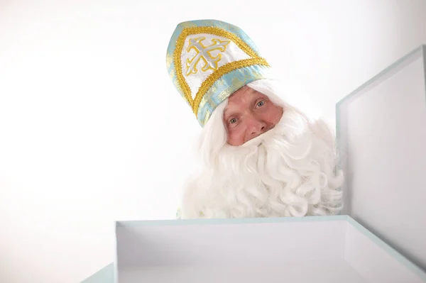 stock image Sinterklaas portrait. USA on a white background. Dutch Santa Claus St Nicholas christmas new year Saint Nicholas opened a large blue box, it is empty, there is a gift in it New Year is coming