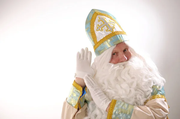 Staruszek Siwymi Włosami Długą Brodą Kostiumie Świętego Mikołaja Klaskający Oklaskujący — Zdjęcie stockowe