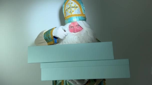 Sinterklaas肖像 美国的背景是白色的新的一年 圣尼古拉斯打开了一个蓝色的大盒子 里面空空如也 新年马上就要来了 — 图库视频影像