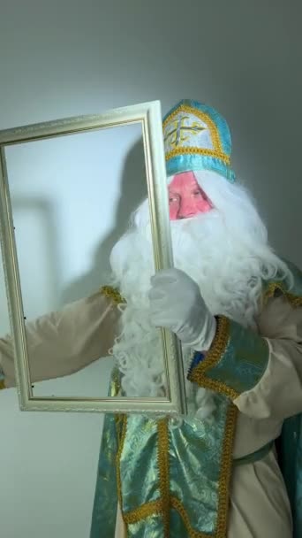 Святой Николас Рисует Пустой Рамке Красивой Белой Ручкой Сказочное Письмо — стоковое видео
