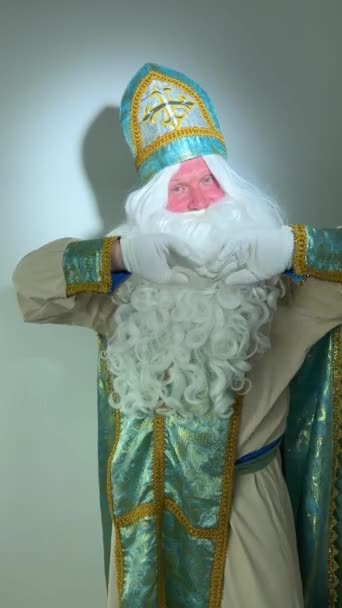 Сезон Святкового Ноеля Позитивний Стильний Вік Санта Клаус Погляд Камеру — стокове відео