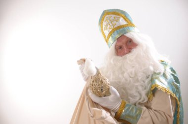 Harikalar Diyarı İşçisi Nicholas çantasından bir oyuncak çıkardı. Uzun beyaz sakal ve kış ayından kalma bir şapka. Bir peri masalı Sinterklaas Noel Baba 'nın Noel Baba' sı.