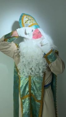 Çekici beyaz saçlı Noel Baba 'sının portresi. El ele tutuşmuş. Gerçek kamera çekimi değil.