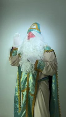 Noel Baba turkuaz takım elbisesinin kurucusu Aziz Nicholas 'ın farklı pozitif duyguları vardı. Geleneksel bir dini şapkayla, tıpkı bir papazın cübbesi ve kemeri olması gibi.