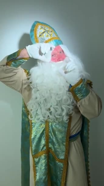Portrait Son Belle Attrayant Père Noël Aux Cheveux Blancs Tenant — Video