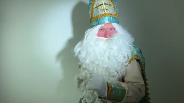Нього Бірюзовий Золотий Костюм Довгою Білою Бородою Капелюх Портретом Сінтеркласа — стокове відео