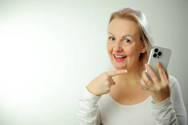 Letişim Işkadını Cep Telefonlu Kadını Gösteriyor Boş Bir Akıllı Telefon — Stok fotoğraf