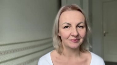 Güzel, tatlı bir kadın verdiği karara katılmıyor. Gülümsüyor ama parmağını sallamıyor ve beyaz arka planda parmağını sallayarak hayır diyor.