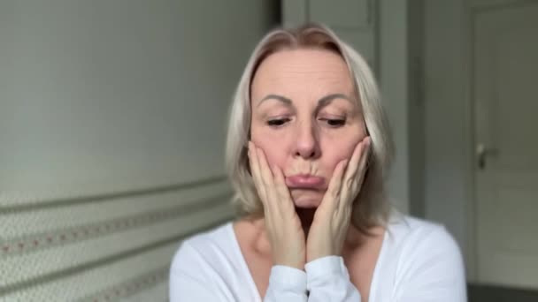 Docela Rozrušená Žena Dospělá Žena Bílými Vlasy Uražená Výmluvně Ukazuje — Stock video