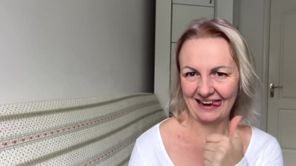 Vuxen Kvinna Pekar Ett Finger Ett Fritt Utrymme För Din — Stockvideo