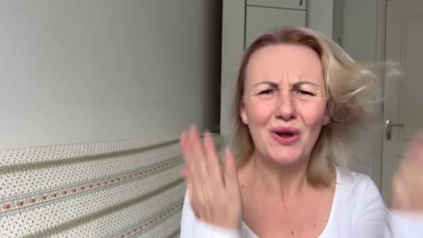 Mulher Jura Balança Cabeça Não Lança Mãos Grita Alto Sente — Vídeo de Stock