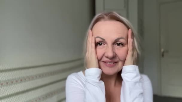 Güzel Bir Kadın Çok Mutludur Kare Başparmağıyla Klas Gösterir Sonra — Stok video