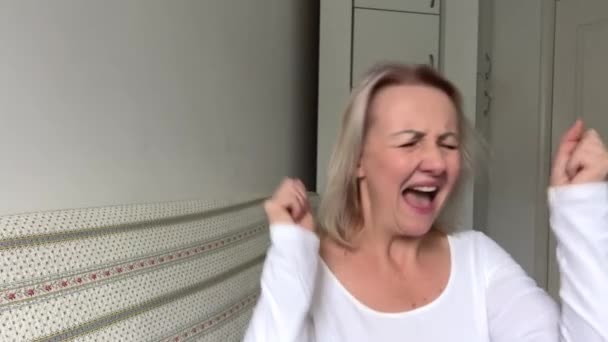 Женщина Счастлива Машет Кулаками Головой Волосы Развиваются Замедленного Движения Радость — стоковое видео
