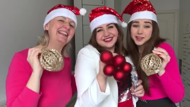 Viel Lachen Freude Lächeln Drei Frauen Feiern Das Neue Jahr — Stockvideo