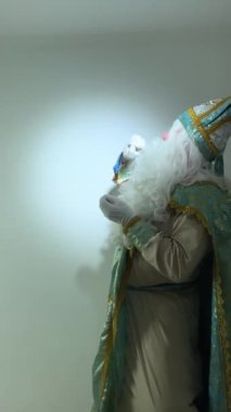 12 ay süren peri masalı Aziz Nicholas Noel Baba 'nın kış ayı Ocak ayında parmaklarıyla yıldızları aydınlatır, onları farklı yönlere fırlatır, kameraya bakar ve dikkat çeker, dikkat çeker.