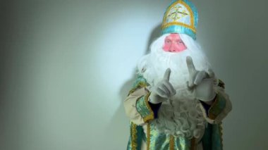 12 aylık peri masalı. Harika işçi Nicholas, Aziz Nicholas, Noel Baba Donduran Moroz Ivanovich 'in kurucusu. Aralık ayının Ocak ayında.