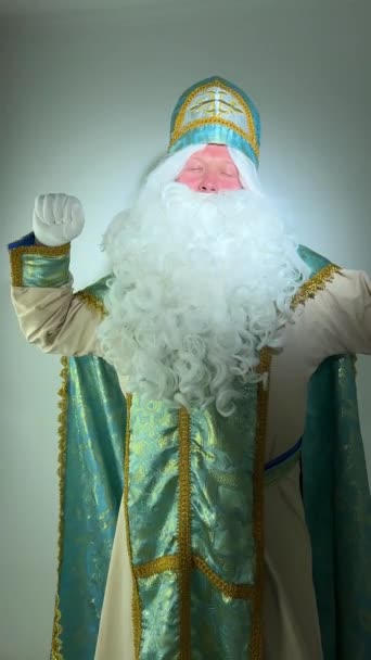 圣尼古拉斯 圣诞老人冻结的创始人莫罗兹伊凡诺维奇1月1日12月12日魔法不同有趣的手部动作合乎逻辑的魔法唤醒看到我们在镜框里给芬格看 — 图库视频影像