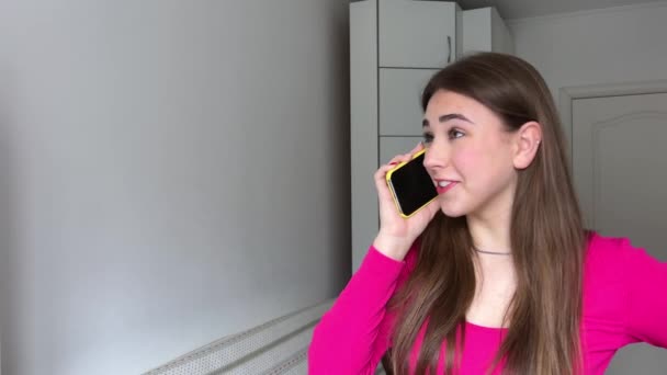 Mujer Joven Felizmente Hablando Por Teléfono Hermosa Mujer Joven Hablando — Vídeos de Stock