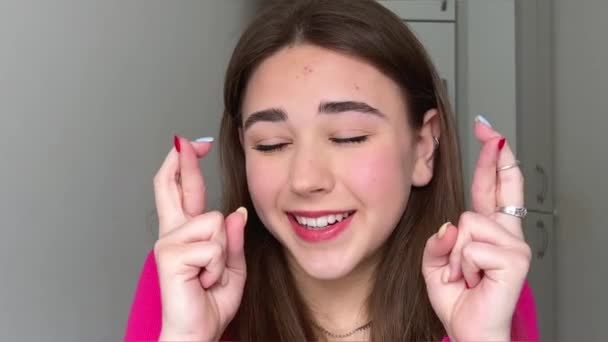 Lány Keresztbe Tett Két Ujját Közel Fejét Nagyon Aggódik Hogy — Stock videók