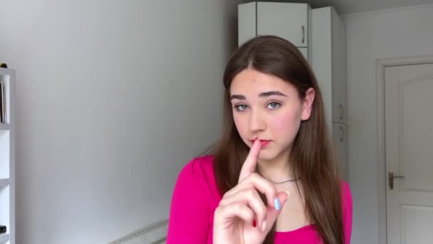 Ung Kvinna Visar Ett Finger Nej Nej Framför Kameran Hon — Stockvideo